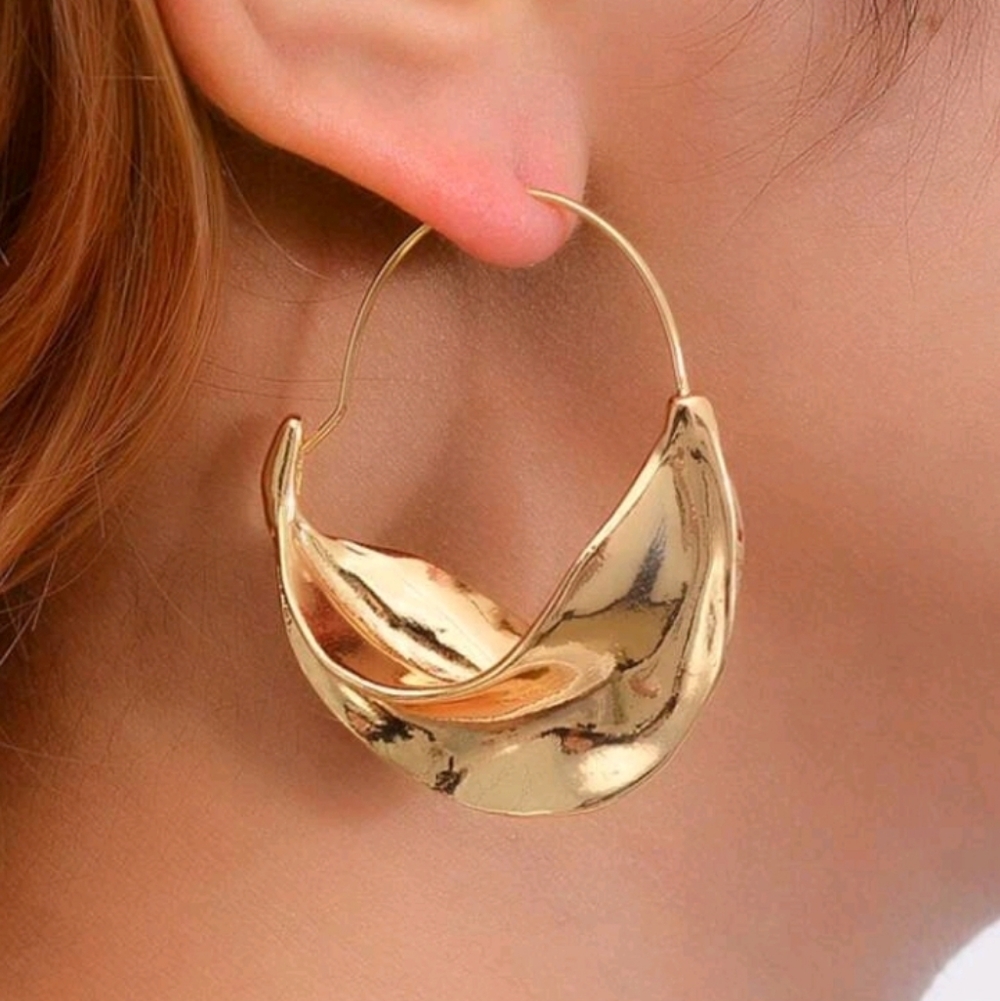 NEW! Gold Minimalist Wavy Hoop Earrings